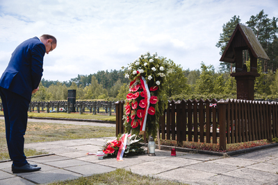 Wiceprezes IPN Mateusz Szpytma przy grobie Macieja Rataja – 21 czerwca 2020. Fot. Sławek Kasper (IPN)