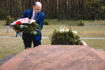 Przy grobie Mieczysława Niedziałkowskiego w Palmirach – 21 czerwca 2020. Fot. Sławek Kasper (IPN)