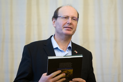 Dr János Tischler podczas uroczystości z okazji zakończenia pracy w Polsce – 23 czerwca 2020. Fot. Sławek Kasper (IPN)