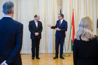 Dr János Tischler, dyrektor Węgierskiego Instytutu Kultury w Warszawie i dr Jarosław Szarek, prezes IPN – 23 czerwca 2020. Fot. Sławek Kasper (IPN)