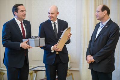 Od lewej: dr hab. Konrad Białecki – naczelnik OBBH IPN w Poznaniu, dr hab. Rafał Reczek – dyrektor Oddziału IPN w Poznaniu w rozmowie z Jánosem Tischlerem – 23 czerwca 2020. Fot. Sławek Kasper (IPN)