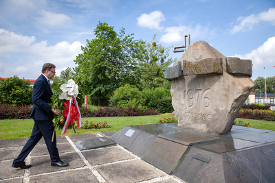 Kwiaty pod pomnikiem na pl. Czerwca 1976 składa prezes IPN Jarosław Szarek – Ursus, 25 czerwca 2020. Fot. Sławek Kasper (IPN)