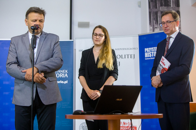 Od lewej: Adam Hlebowicz – dyrektor BEN IPN, Paulina Żak – współautorka wystawy, Jarosław Szarek – prezes IPN. Fot. Sławek Kasper (IPN)