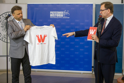 Wśród rocznicowych gadżetów są koszulki z emblematem łączącym trzy daty: 1920, 1940 i 1980. Fot. Sławek Kasper (IPN)
