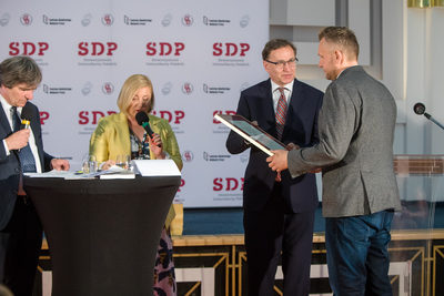 Rafał Geremek odbiera Nagrodę im. Janusza Kurtyki z rąk prezesa IPN Jarosława Szarka – 25 czerwca 2020. Fot. Sławek Kasper (IPN)