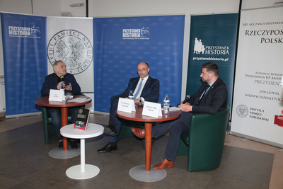 Od lewej: redaktor Piotr Zaremba, wiceprezes IPN dr Mateusz Szpytma, dyrektor Oddziału IPN w Krakowie dr hab. Filip Musiał. Fot. Piotr Życieński (IPN)