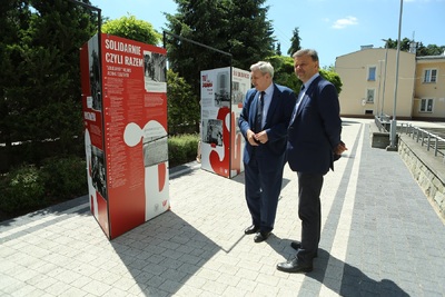 Adam Hlebowicz, dyrektor BEN IPN i Jerzy Eisler, dyrektor OIPN w Warszawie podczas otwarcia wystawy IPN „TU rodziła się »Solidarność«” – Warszawa-Ursus, 1 lipca 2020. Fot. Jacek Persa (IPN)