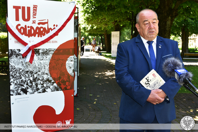 Andrzej Drogoń, dyrektor wrocławskiego oddziału IPN, podczas otwarcia wystawy IPN „TU rodziła się »Solidarność«” – Duszniki, 1 lipca 2020. Fot. IPN