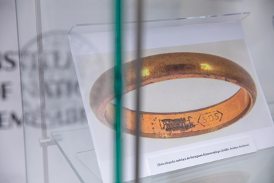 Złota obrączka należąca do Szczepana Brzozowskiego. Fot. Sławek Kasper (IPN)