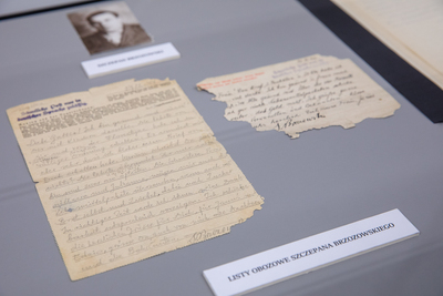 Listy obozowe Szczepana Brzozowskiego. Fot. Sławek Kasper (IPN)