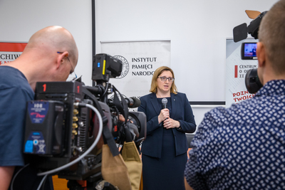 Dyrektor Archiwum IPN Marzena Kruk podczas oficjalnego przekazania obrączki ślubnej więźnia KL Auschwitz Szczepana Brzozowskiego jego prawnukowi Bartłomiejowi Brzozowskiemu. Fot. Sławek Kasper (IPN)