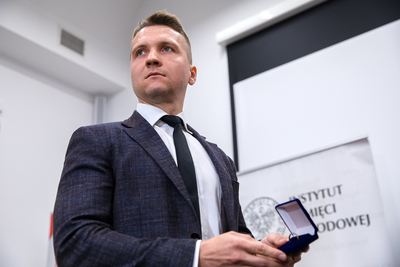 Bartłomiej Brzozowski z obrączką należącą do jego pradziadka Szczepana Brzozowskiego, więźnia KL Auschwitz. Fot. Sławek Kasper (IPN)