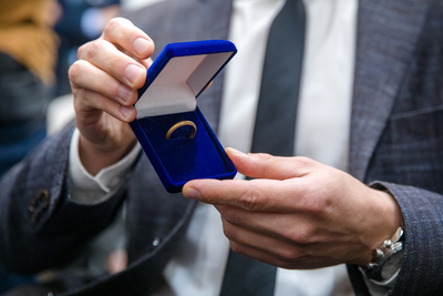 Unikatową pamiątkę rodzinną odnaleziono dzięki kwerendzie przeprowadzonej przez Centrum Informacji o Ofiarach II Wojny Światowej. Fot. Sławek Kasper (IPN)