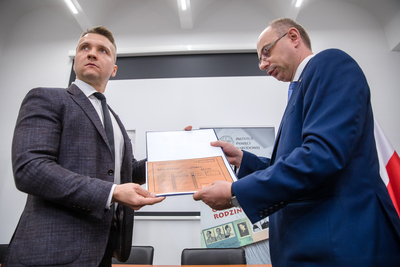 Bartłomiej Brzozowski i dr Mateusz Szpytma, wiceprezes IPN. Fot. Sławek Kasper (IPN)