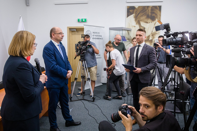 Spotkanie w Archiwum IPN, podczas którego przekazano rodzinie pamiątkę po więźniu KL Auschwitz Szczepanie Brzozowskimo. Fot. Sławek Kasper (IPN)