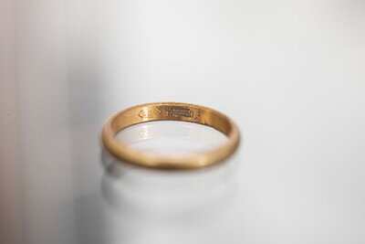 Obrączka ślubna Szczepana Brzozowskiego, więźnia KL Auschwitz. Fot. Katarzyna Adamów (IPN)