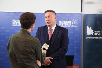 Karol Lisiecki, pracownik Oddziału IPN w Gdańsku – koordynator projektu – konferencja prasowa 8 lipca 2020. Fot. Piotr Życieński (IPN)