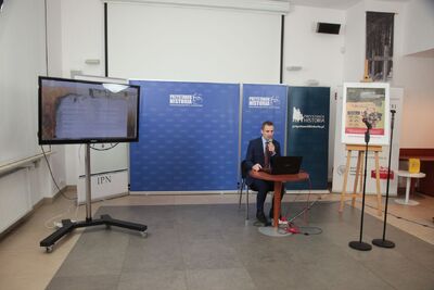 Bazę Ofiar Zbrodni Wołyńskiej zaprezentował Marek Dąbrowski, pracownik Archiwum IPN – konferencja prasowa 8 lipca 2020. Fot. Piotr Życieński (IPN)