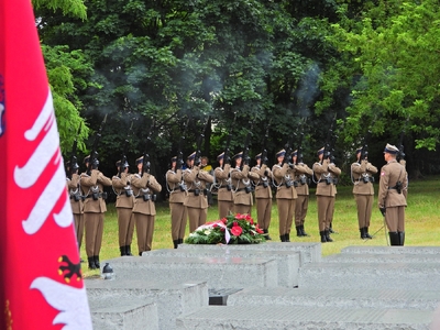 Uroczystości przy pomniku Ofiar Ludobójstwa dokonanego przez ukraińskich nacjonalistów na obywatelach II RP oraz przy pomniku 27. Wołyńskiej Dywizji Piechoty AK przy Skwerze Wołyńskim – 11 lipca 2020. Fot. Mateusz Niegowski (IPN)