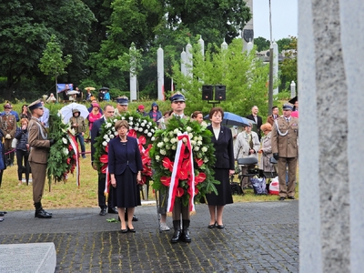 Uroczystości przy pomniku Ofiar Ludobójstwa dokonanego przez ukraińskich nacjonalistów na obywatelach II RP oraz przy pomniku 27. Wołyńskiej Dywizji Piechoty AK przy Skwerze Wołyńskim – 11 lipca 2020. Fot. Mateusz Niegowski (IPN)