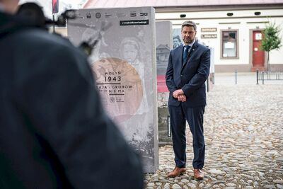 Wystawa „Wołyń 1943. Wołają z grobów, których nie ma” na Rynku Starego Sącza. Fot. Agnieszka Masłowska (IPN)