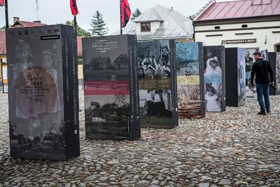 Wystawa „Wołyń 1943. Wołają z grobów, których nie ma” na Rynku Starego Sącza. Fot. Agnieszka Masłowska (IPN)
