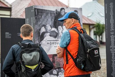 Wystawa „Wołyń 1943. Wołają z grobów, których nie ma” na Rynku Starego Sącza. Fot. Agnieszka Masłowska (IPN)