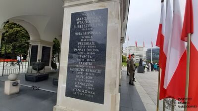 Ceremonia złożenia wieńców na płycie Grobu Nieznanego Żołnierza, w której wziął udział prof. Krzysztof Szwagrzyk, wiceprezes IPN. Fot. ks. Tomasz Trzaska (IPN)