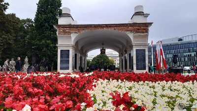 Ceremonia złożenia wieńców na płycie Grobu Nieznanego Żołnierza, w której wziął udział prof. Krzysztof Szwagrzyk, wiceprezes IPN. Fot. ks. Tomasz Trzaska (IPN)