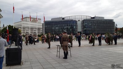 Ceremonia złożenia wieńców na płycie Grobu Nieznanego Żołnierza, w której wziął udział prof. Krzysztof Szwagrzyk, wiceprezes IPN. Fot. ks. Tomasz Trzaska (IPN)