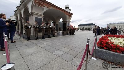 Ceremonia złożenia wieńców na płycie Grobu Nieznanego Żołnierza, w której wziął udział prof. Krzysztof Szwagrzyk, wiceprezes IPN. Fot. ks. Tomasz Trzaska (IPN)