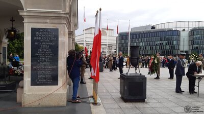 Ceremonia złożenia wieńców na płycie Grobu Nieznanego Żołnierza, w której wziął udział prof. Krzysztof Szwagrzyk, wiceprezes IPN. Fot. ks. Tomasz Trzaska (IPN)