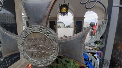 Ceremonia złożenia wieńców na płycie Grobu Nieznanego Żołnierza, w której wziął udział prof. Krzysztof Szwagrzyk, wiceprezes IPN. Fot. ks. Tomasz Trzaska (IPN)