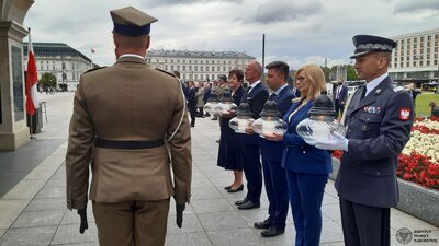 Ceremonia złożenia wieńców na płycie Grobu Nieznanego Żołnierza, w której wziął udział prof. Krzysztof Szwagrzyk, wiceprezes IPN. Fot. ks. Tomasz Trzaska (IPN)