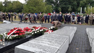 Uroczystości przy pomniku Ofiar Ludobójstwa dokonanego przez ukraińskich nacjonalistów na obywatelach II RP oraz przy pomniku 27. Wołyńskiej Dywizji Piechoty AK przy Skwerze Wołyńskim – 11 lipca 2020. Fot. ks. Tomasz Trzaska (IPN)