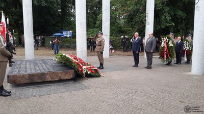 Uroczystości przy pomniku Ofiar Ludobójstwa dokonanego przez ukraińskich nacjonalistów na obywatelach II RP oraz przy pomniku 27. Wołyńskiej Dywizji Piechoty AK przy Skwerze Wołyńskim – 11 lipca 2020. Fot. ks. Tomasz Trzaska (IPN)