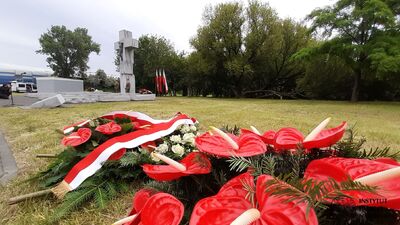 Uroczystości przy pomniku Ofiar Ludobójstwa dokonanego przez ukraińskich nacjonalistów na obywatelach II RP oraz przy pomniku 27. Wołyńskiej Dywizji Piechoty AK przy Skwerze Wołyńskim – 11 lipca 2020. Fot. ks. Tomasz Trzaska (IPN)