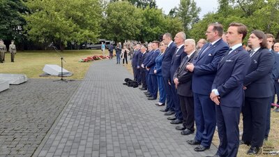 Uroczystości przy pomniku Ofiar Ludobójstwa dokonanego przez ukraińskich nacjonalistów na obywatelach II RP oraz przy pomniku 27. Wołyńskiej Dywizji Piechoty AK przy Skwerze Wołyńskim – 11 lipca 2020. Fot. ks. Tomasz Trzaska (IPN)