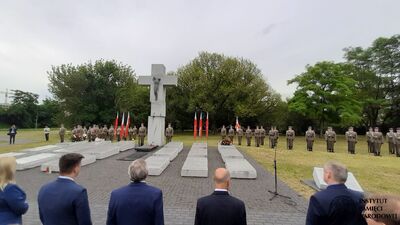 Uroczystości przy pomniku Ofiar Ludobójstwa dokonanego przez ukraińskich nacjonalistów na obywatelach II RP oraz przy pomniku 27. Wołyńskiej Dywizji Piechoty AK przy Skwerze Wołyńskim – 11 lipca 2020. Fot. ks. Tomasz Trzaska (IPN)