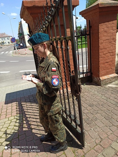 Strzelcy rozdający ulotki zachęcające do udziału w akcji „11 lipca zapal Znicz Pamięci”