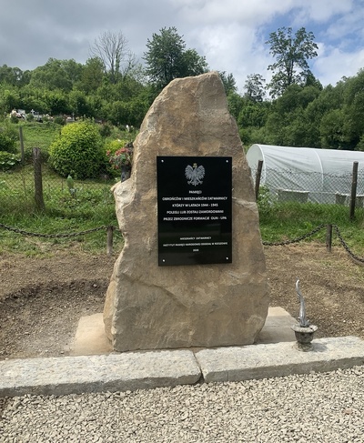 Tablica upamiętniająca Polaków zamordowanych przez UPA w Zatwarnicy.