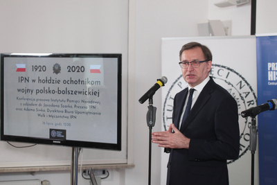 Dr Jarosław Szarek, prezes Instytutu Pamięci Narodowej na konferencji prasowej w związku z upamiętnianiem członków Armii Ochotniczej gen. Hallera w 1920 roku. Fot. Piotr Życieński (IPN)