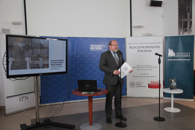 Adam Siwek, dyrektor Biura Upamiętniania Walk i Męczeństwa IPN na konferencji prasowej w związku z upamiętnieniem członków Armii Ochotniczej gen. Hallera w 1920 roku. Fot. Piotr Życieński (IPN)