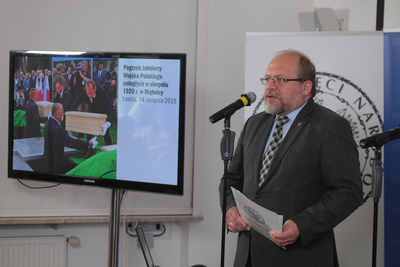 Adam Siwek, dyrektor Biura Upamiętniania Walk i Męczeństwa IPN na konferencji prasowej w związku z upamiętnieniem członków Armii Ochotniczej gen. Hallera w 1920 roku. Fot. Piotr Życieński (IPN)