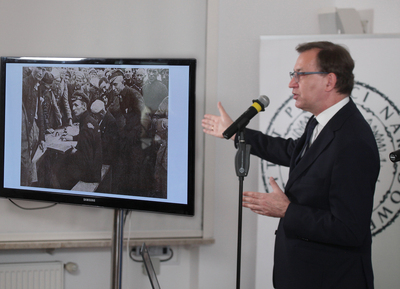 Dr Jarosław Szarek, prezes Instytutu Pamięci Narodowej na konferencji prasowej na temat upamiętnienia członków Armii Ochotniczej gen. Hallera w 1920 roku. Fot. Piotr Życieński (IPN)