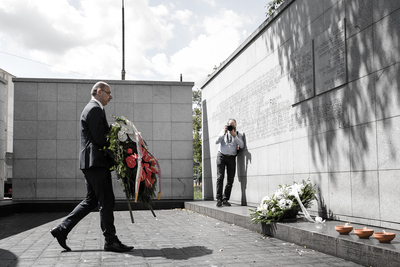 Mateusz Szpytma, zastępca prezesa Instytutu Pamięci Narodowej, oddał hołd warszawskim Żydom podczas Marszu Pamięci – Warszawa, 22 lipca 2020. Fot. Sławek Kasper (IPN)