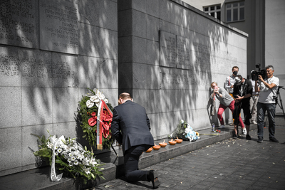 Mateusz Szpytma, zastępca prezesa Instytutu Pamięci Narodowej, oddał hołd warszawskim Żydom podczas Marszu Pamięci – Warszawa, 22 lipca 2020. Fot. Sławek Kasper (IPN)