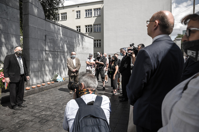 Mateusz Szpytma, zastępca prezesa Instytutu Pamięci Narodowej, oddał hołd warszawskim Żydom podczas Marszu Pamięci – Warszawa, 22 lipca 2020. Fot. Sławek Kasper (IPN)