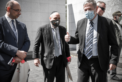 Zastępca prezesa IPN Mateusz Szpytma, rabin Polski Michael Schudrich i Ambasador Izraela w Polsce Alexander Ben Zvi podczas Marszu Pamięci – Warszawa, 22 lipca 2020. Fot. Sławek Kasper (IPN)