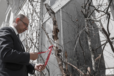 Mateusz Szpytma, zastępca prezesa Instytutu Pamięci Narodowej, oddał hołd warszawskim Żydom podczas Marszu Pamięci – Warszawa, 22 lipca 2020. Fot. Sławek Kasper (IPN)